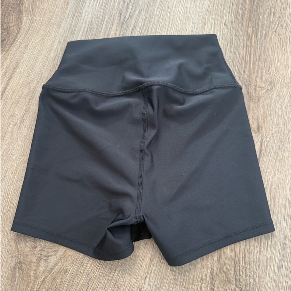 ALO Yoga Black Athletic Shorts with Wide Waistband - Picture 4 of 4